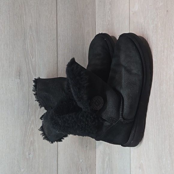 Ugg Australia Women 5803 Ankle Leather One button boots shoes sz 7 - Picture 1 of 13